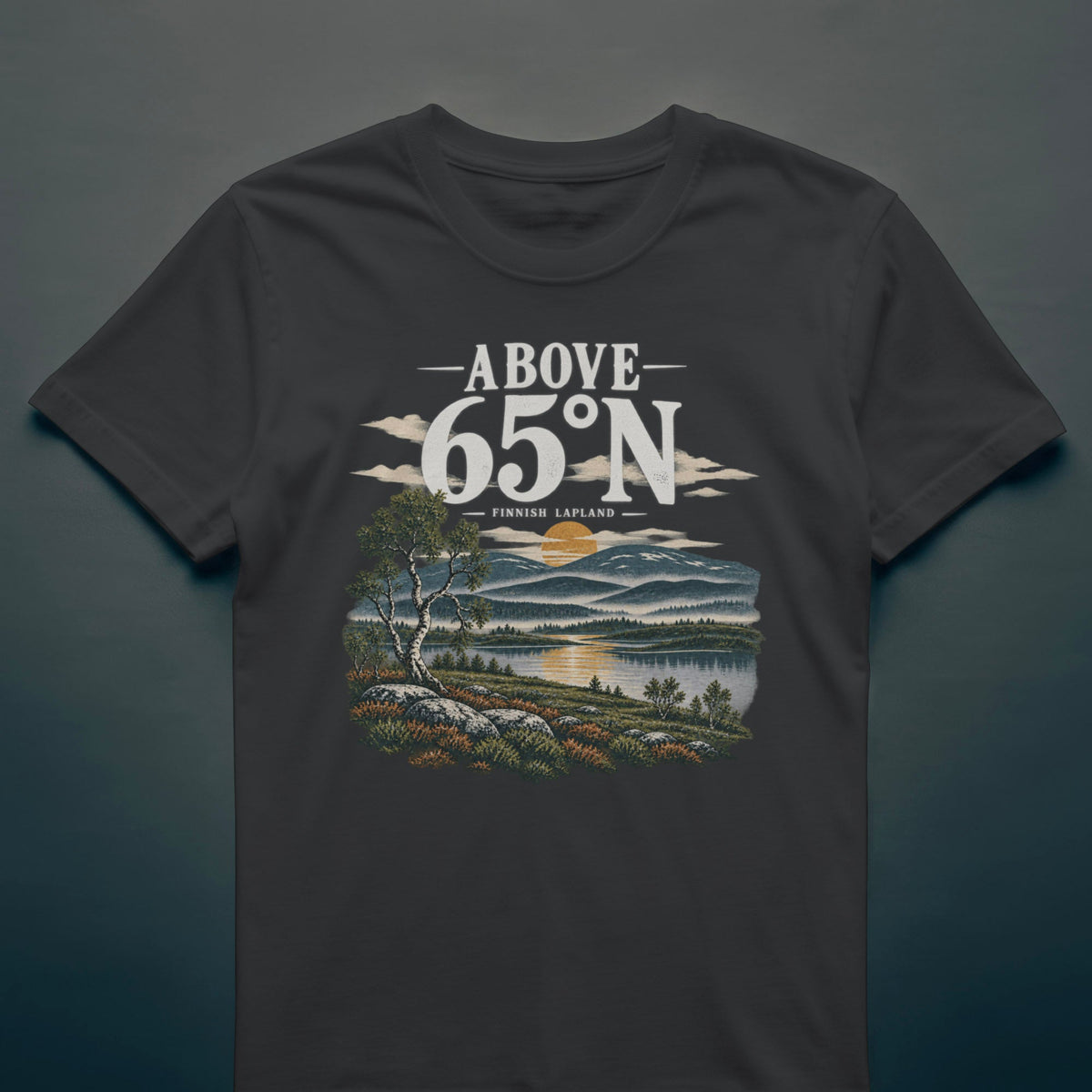 Photo du produit : t-shirt au motif « Above 65°N Finnish Lapland » de Rather Be in Finland