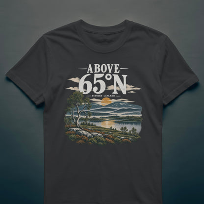Photo du produit : t-shirt au motif « Above 65°N Finnish Lapland » de Rather Be in Finland