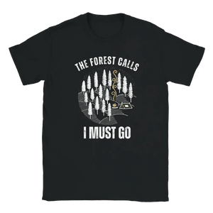Photo du produit : t-shirt au motif « The Forest Calls - Camping Edition » de Rather Be in Finland